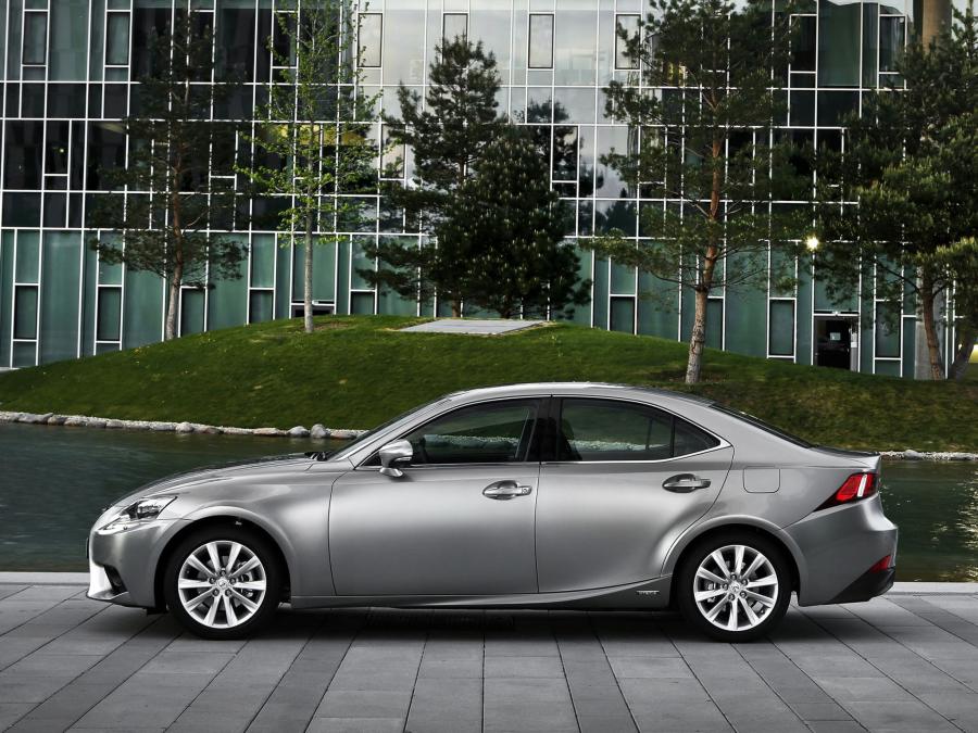  Lexus IS300h 2013 года  (EU) (фото 11 из 16)